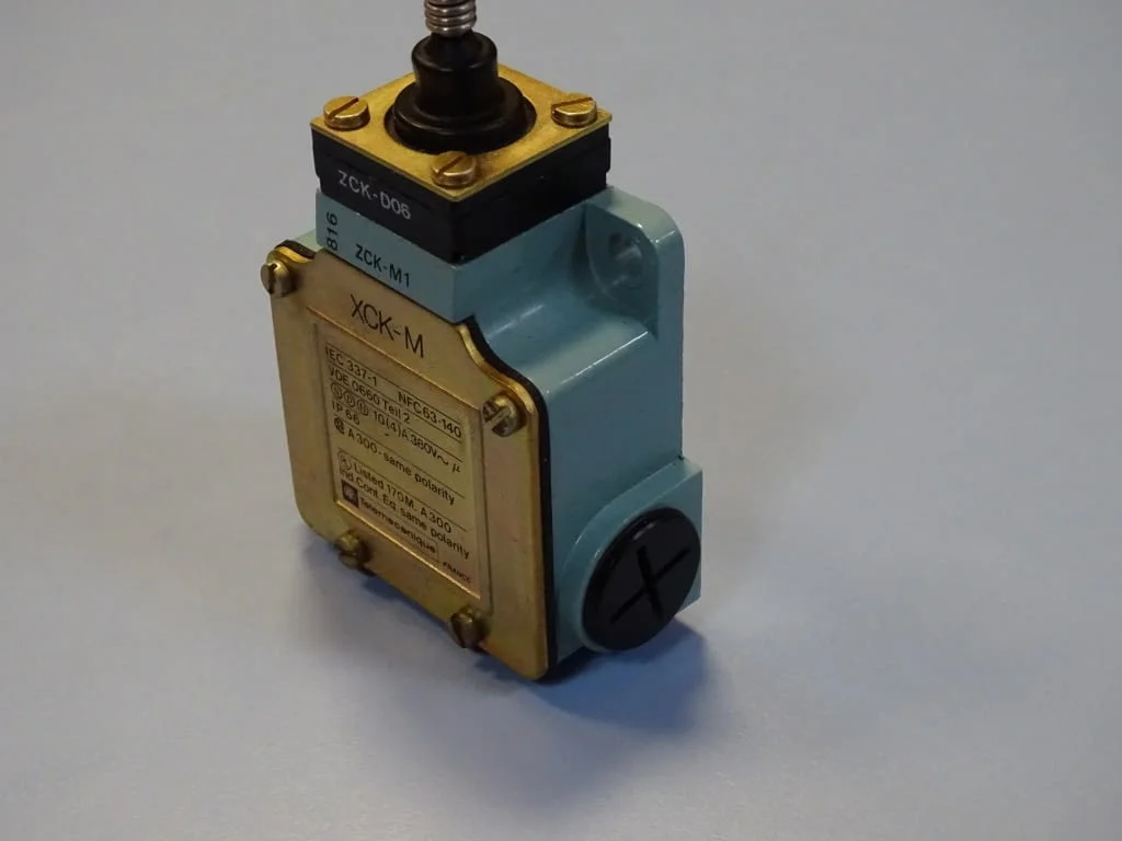 Краен изключвател Telemecanigue XCK-M106 Limit Switch 380VAC — снимка 6