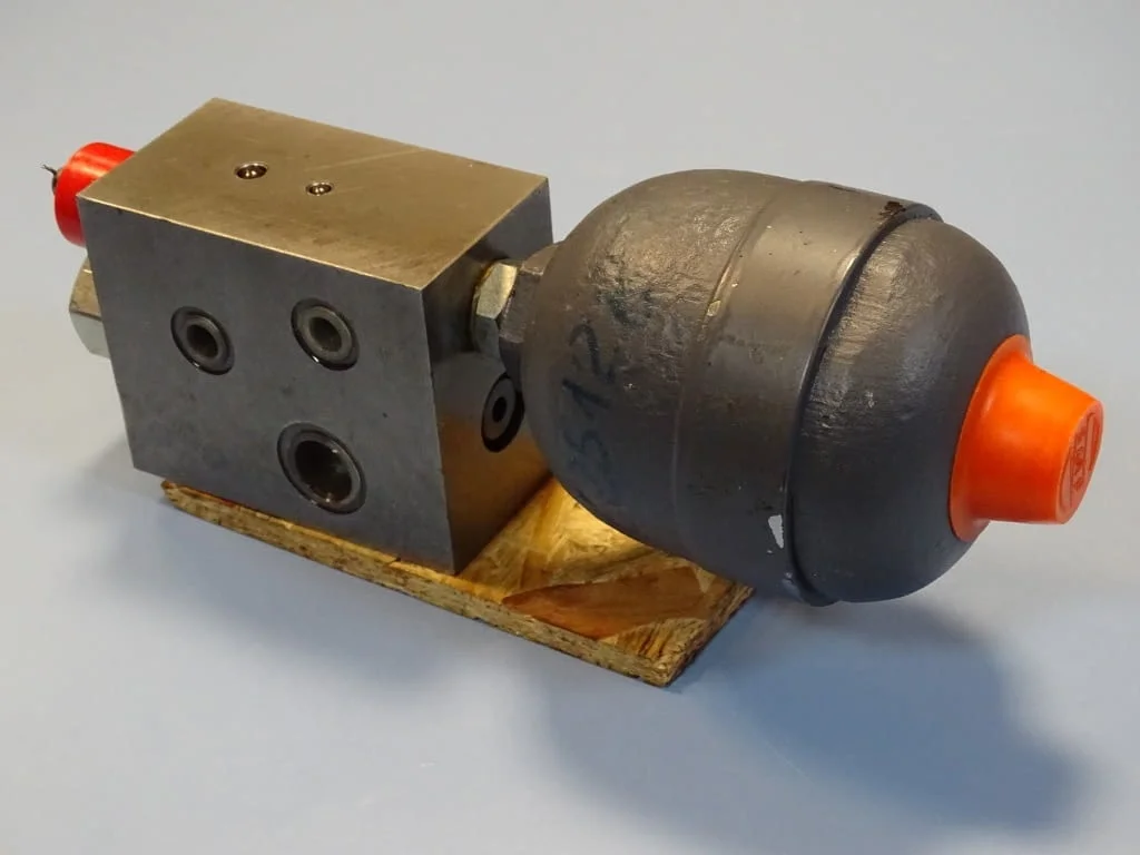 Хидроакумулатор HYDAC 0.370 L с хидравличен блок