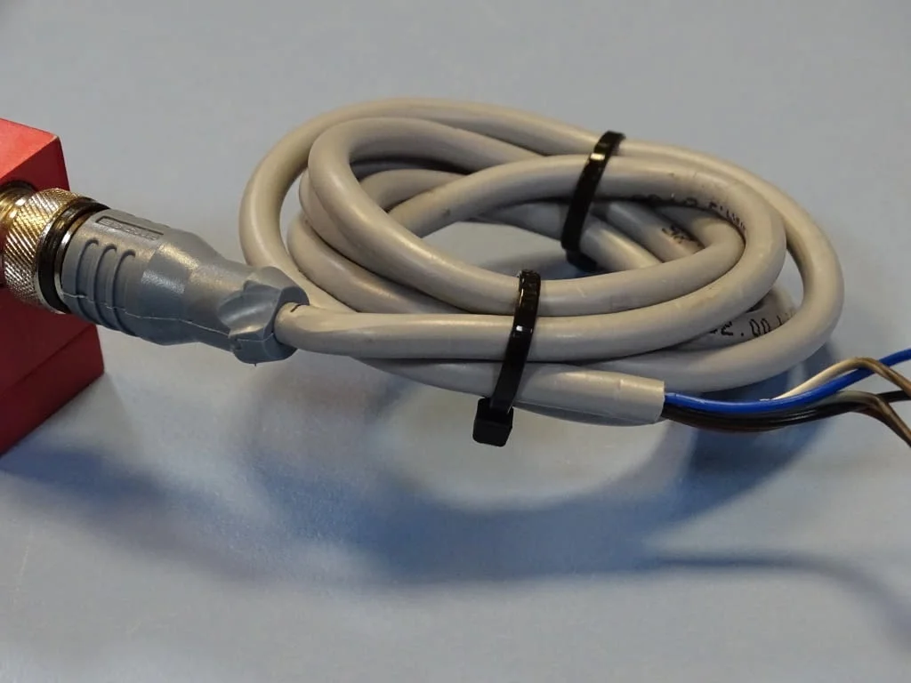 Капацитивен датчик Leuze Electronic GK 14/24L capacitive forked sensor 10-30VDC — снимка 2