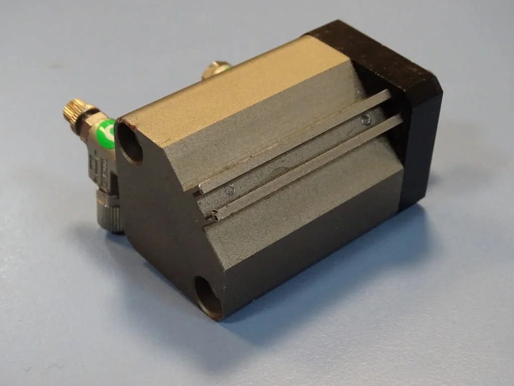 Пневматичен цилиндър SMC 10-CDQ2B20-20D pneumatic cylinder 10Bar — снимка 3