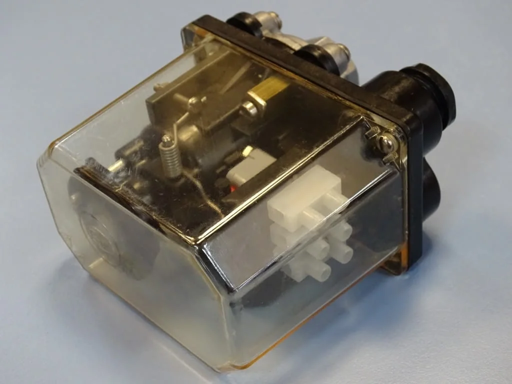 Пресостат KLOCKNER-MOELLER MCS4 pressure switch 220V 0.36kW — снимка 8