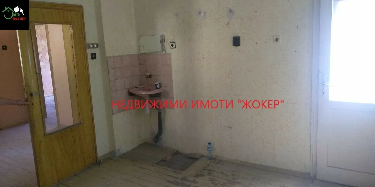 Етаж от къща с двор и гараж — снимка 3