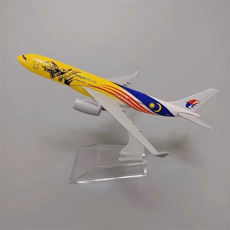 Еърбъс 330 самолет модел макет Malaysia Airlines метален самолетен билет багаж куфар безмитна зона