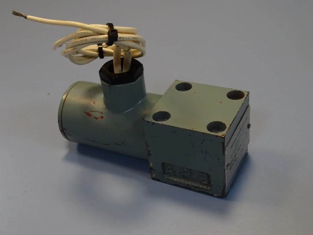 Хидравличен разпределител Daikin DSOM4-2G01-2B- solenoid valve 100V — снимка 2