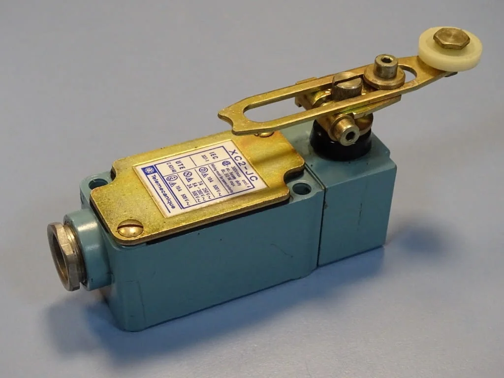 Изключвател Telemecanigue XC2-JC 0131 Limit Switch — снимка 2