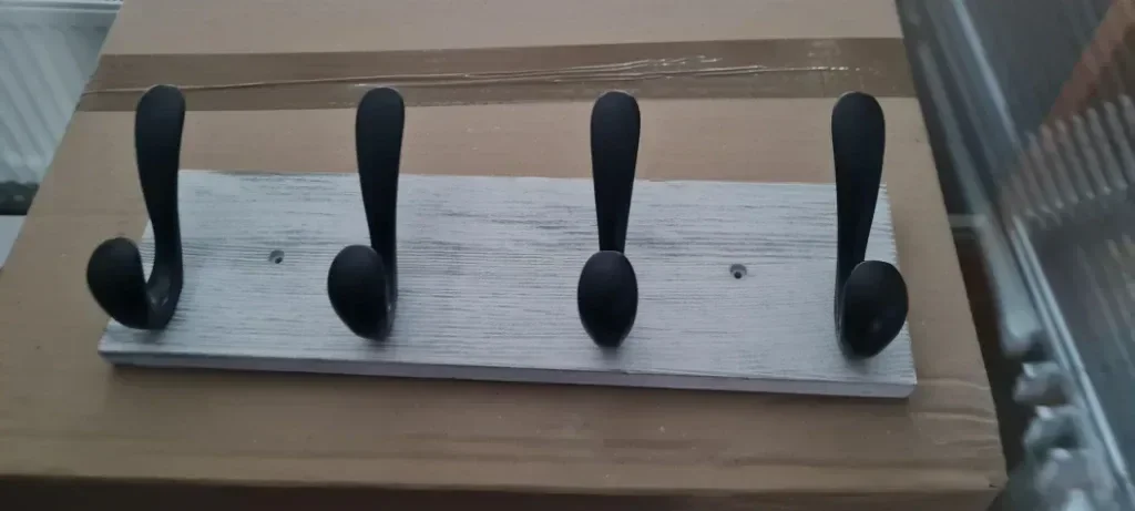Закачалка за палта HONSKY за стенен монтаж, дървена с 4 двойни куки, бяла/черна — снимка 8