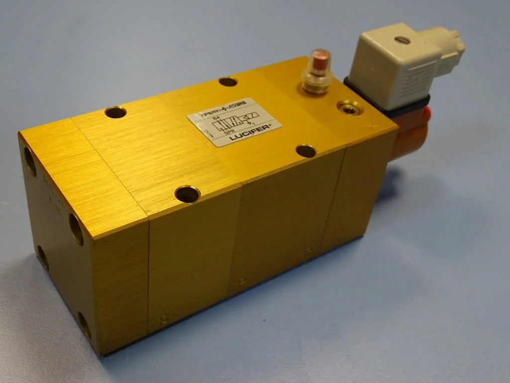 Пневматичен разпределител Lucifer 341L21A15 pneumatic solenoid valve 24VDC — снимка 4