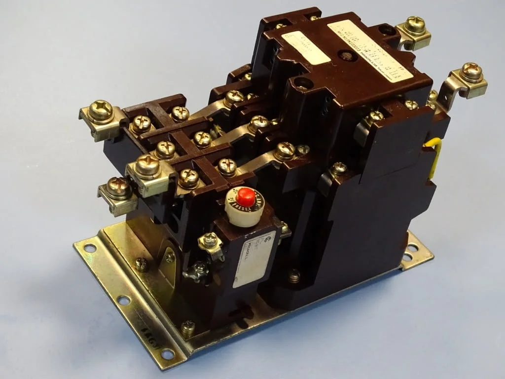 Контактор въздушен HITACHI H33 magnetic contactor 3-pole coil 7.5kW/11kW — снимка 4