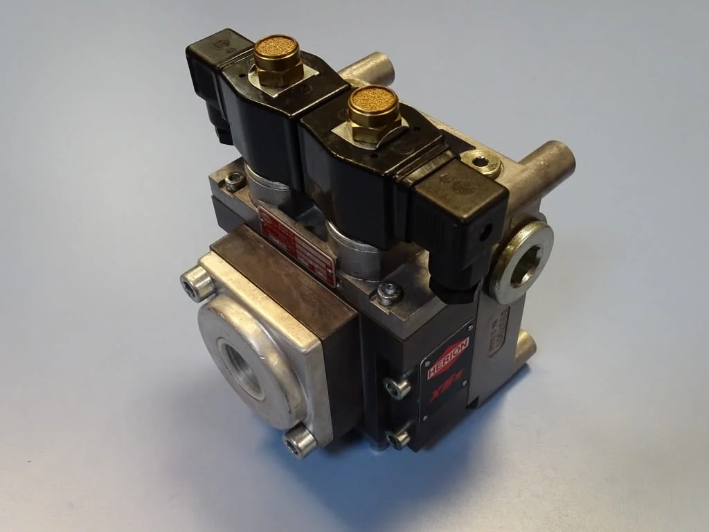 Пневматичен разпределител за преси HERION XSZ 20 press safety valve 24VDC 2/8Bar — снимка 2
