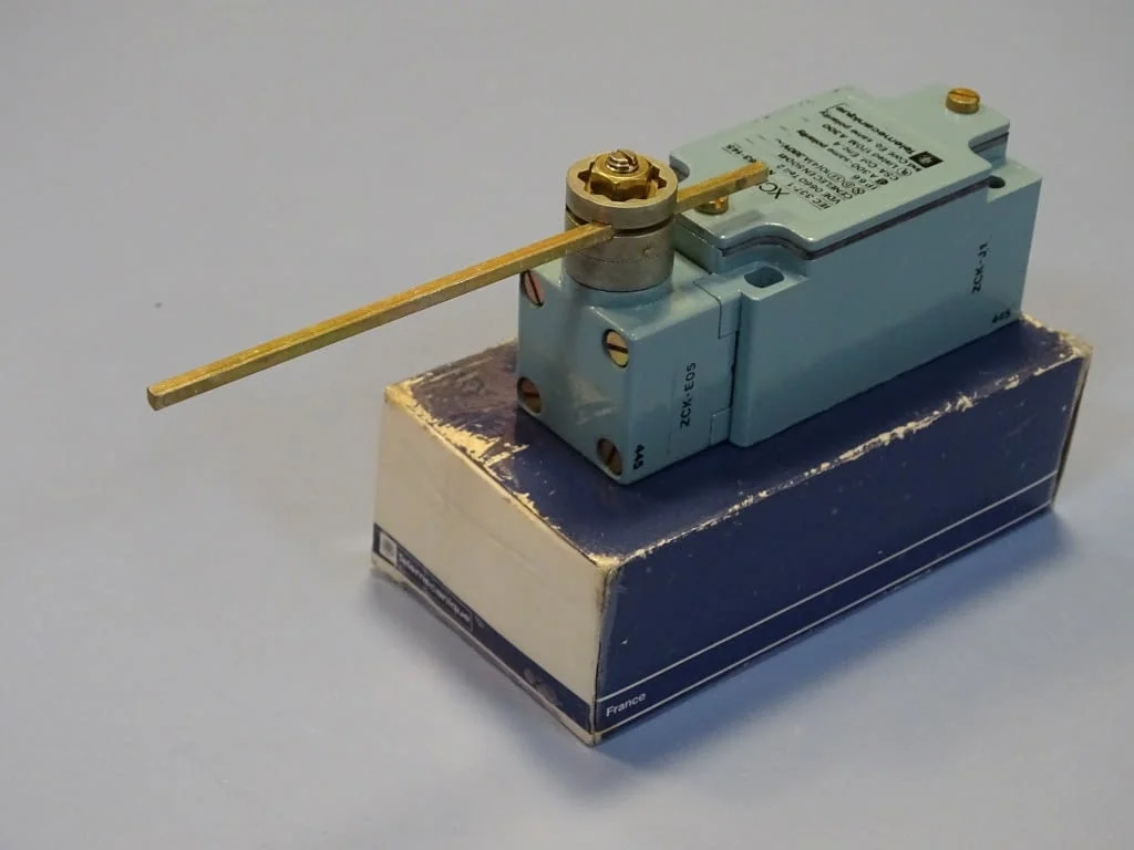 Краен изключвател Telemecanigue XCK-J10551 Limit Switch 380VAC — снимка 10