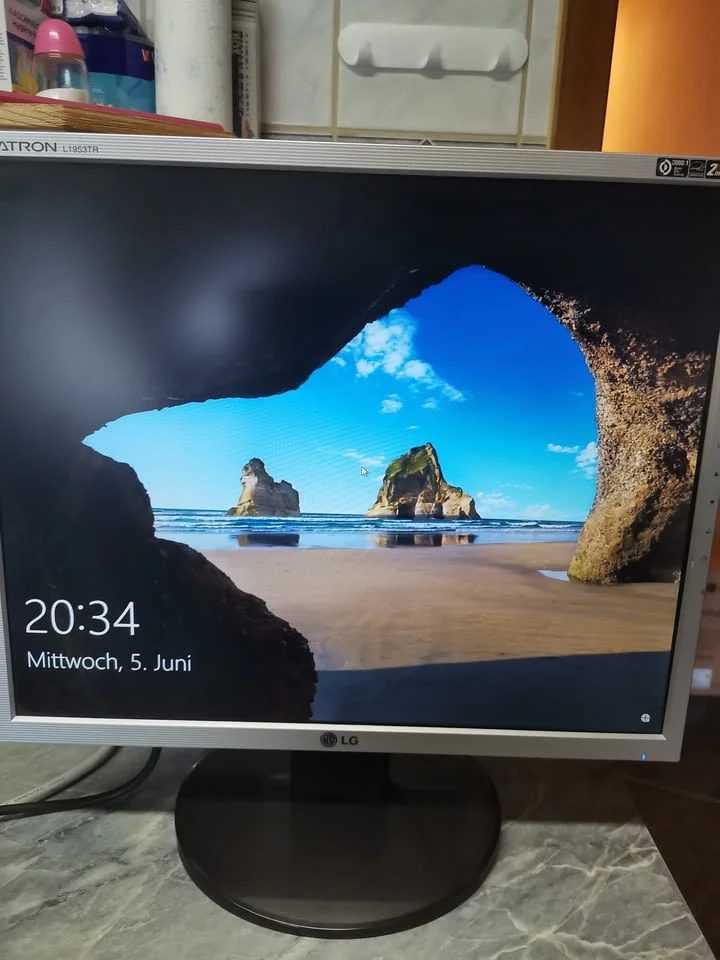 LG L1953TR-SF Monitor