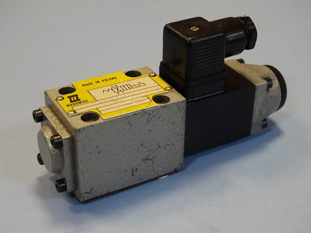 Хидравличен разпределител WADOWICE 4WE6Y51/AG24NZ4 directional valve 24VDC
