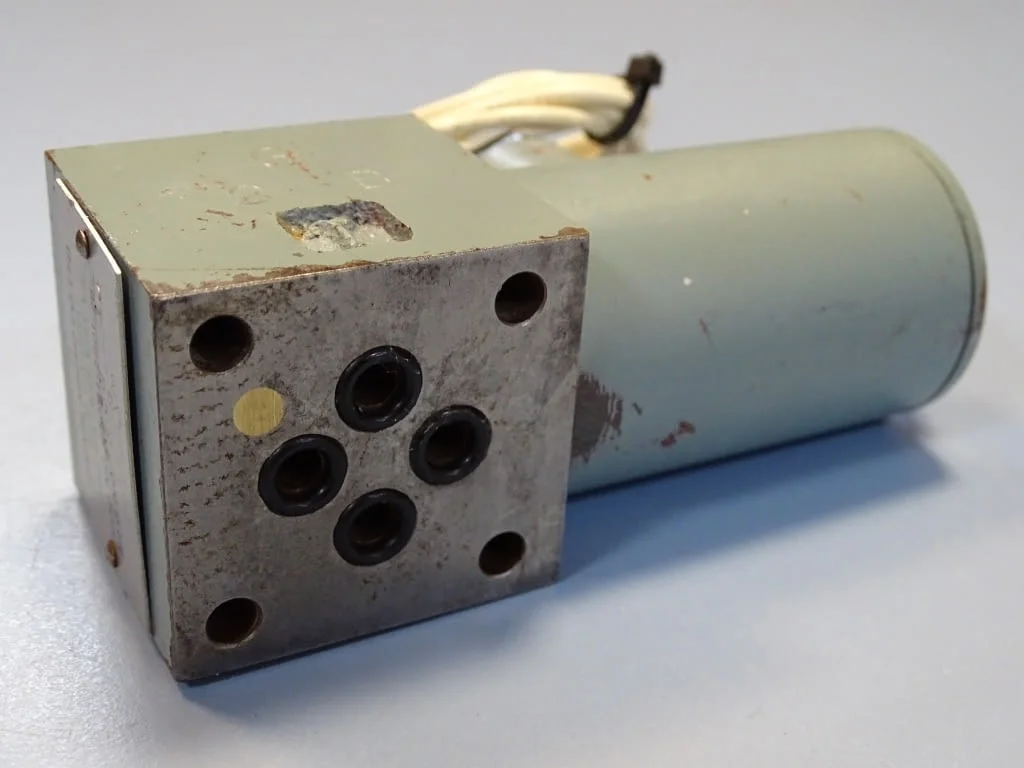 Хидравличен разпределител Daikin DSOM4-2G01-2B- solenoid valve 100V — снимка 4
