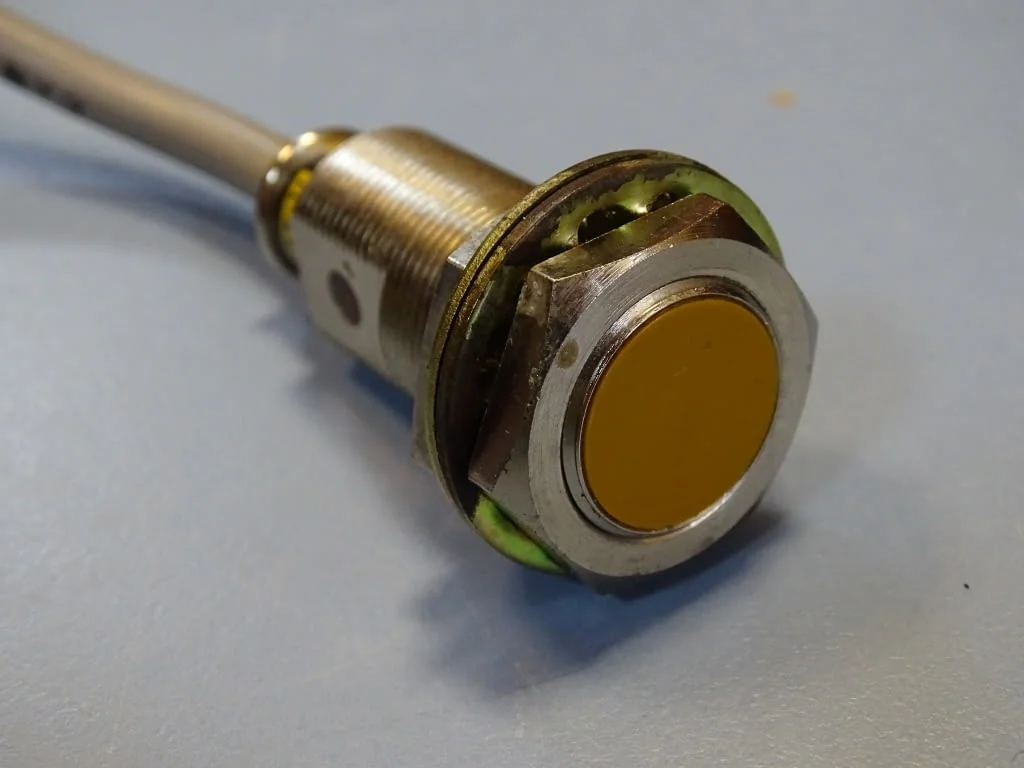 Индуктивен датчик Omron TL-X5E1 inductive proximity sensor — снимка 4