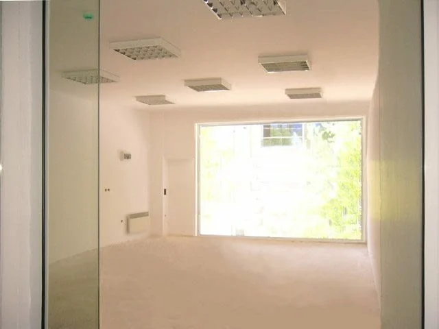 Продавам гараж на партер 67 кв.м с витрина, Лозенец, до метро