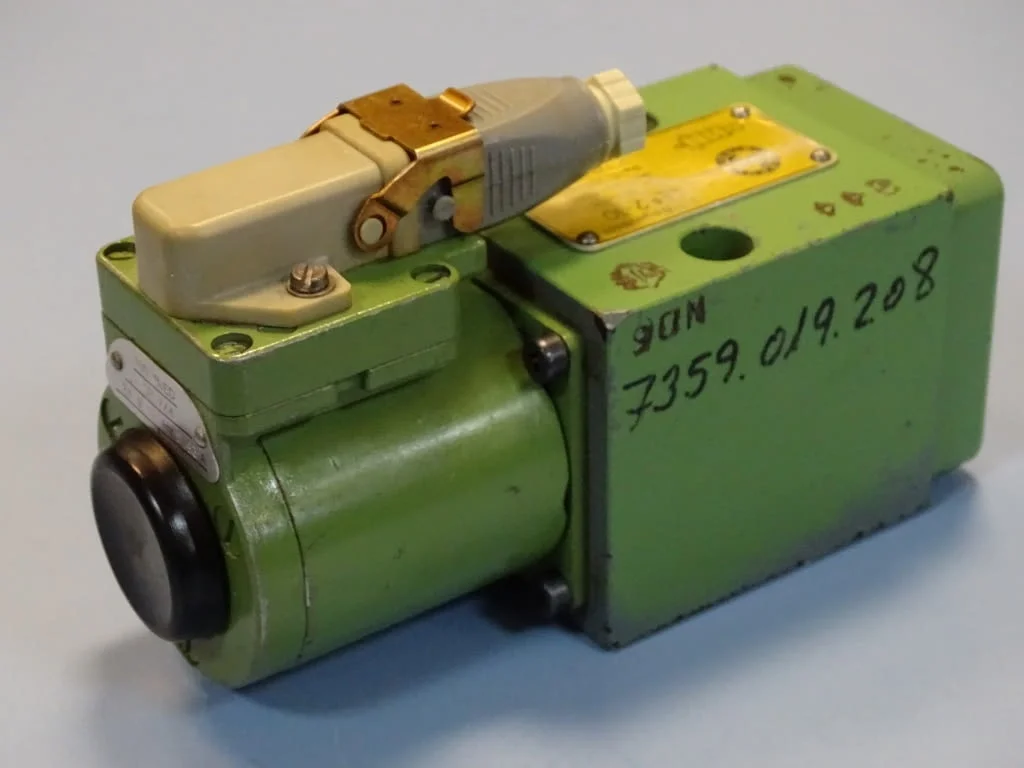 Хидравличен разпределител Hydraulik Ring SEF2-10 directional valve 24VDC — снимка 6