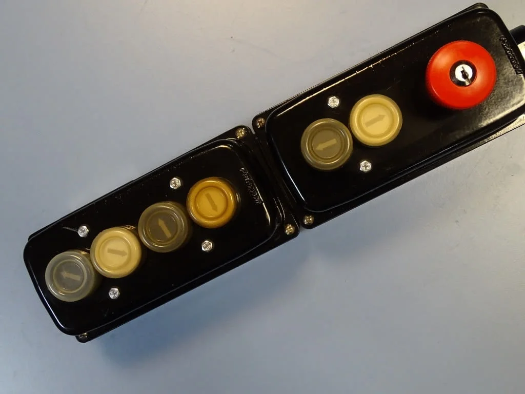 Бутониера 6 бутона+стоп G.Gioverzana 541050Ex button station protection — снимка 2