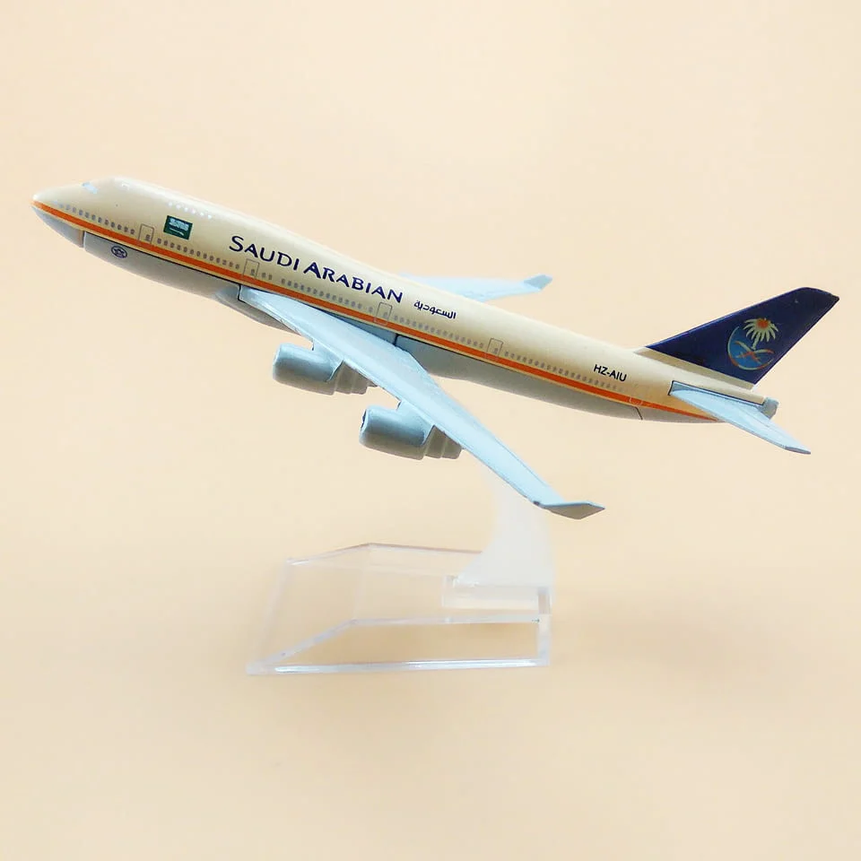 Бойнг 747 самолет модел макет Saudi Arabian метален лайнер Boeing международни полети