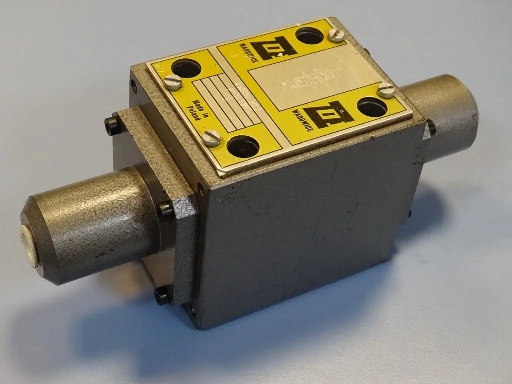 Хидравличен разпределител WADOWICE 4WH10 M1.2 directional valve 24VDC — снимка 2