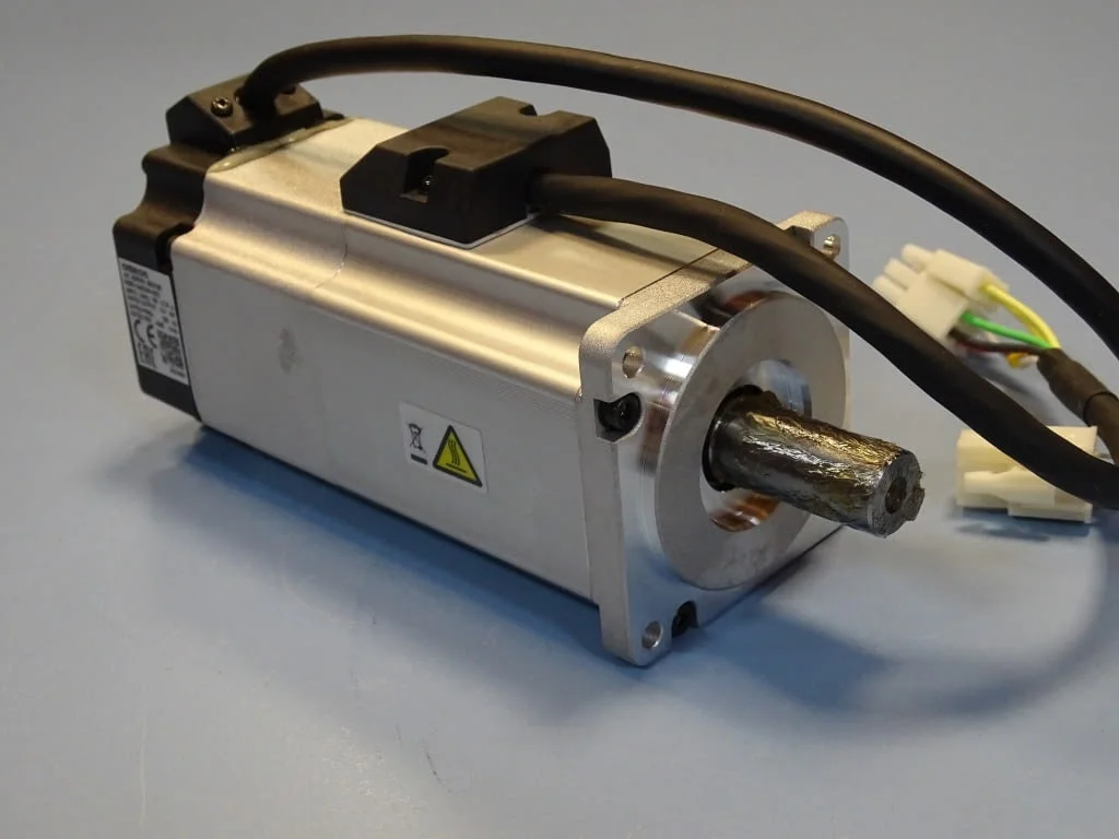 Серво мотор Omron R88M-G40030H-BS2 AC servo motor 1.3Nm 106V — снимка 5