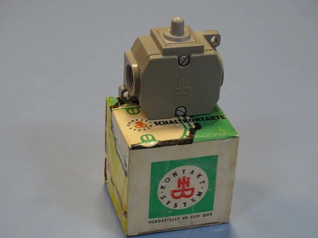 Краен изключвател VEB Electroschaltgerate Robotron PWU1 Limit Switch 6A 500VAC — снимка 9