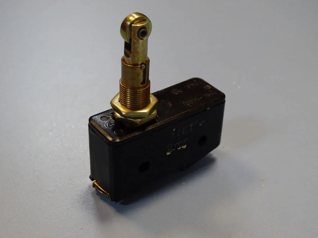 Микроизключвател VEB Robotron typ A1E1(ALE1) micro switch button 380VAC — снимка 8