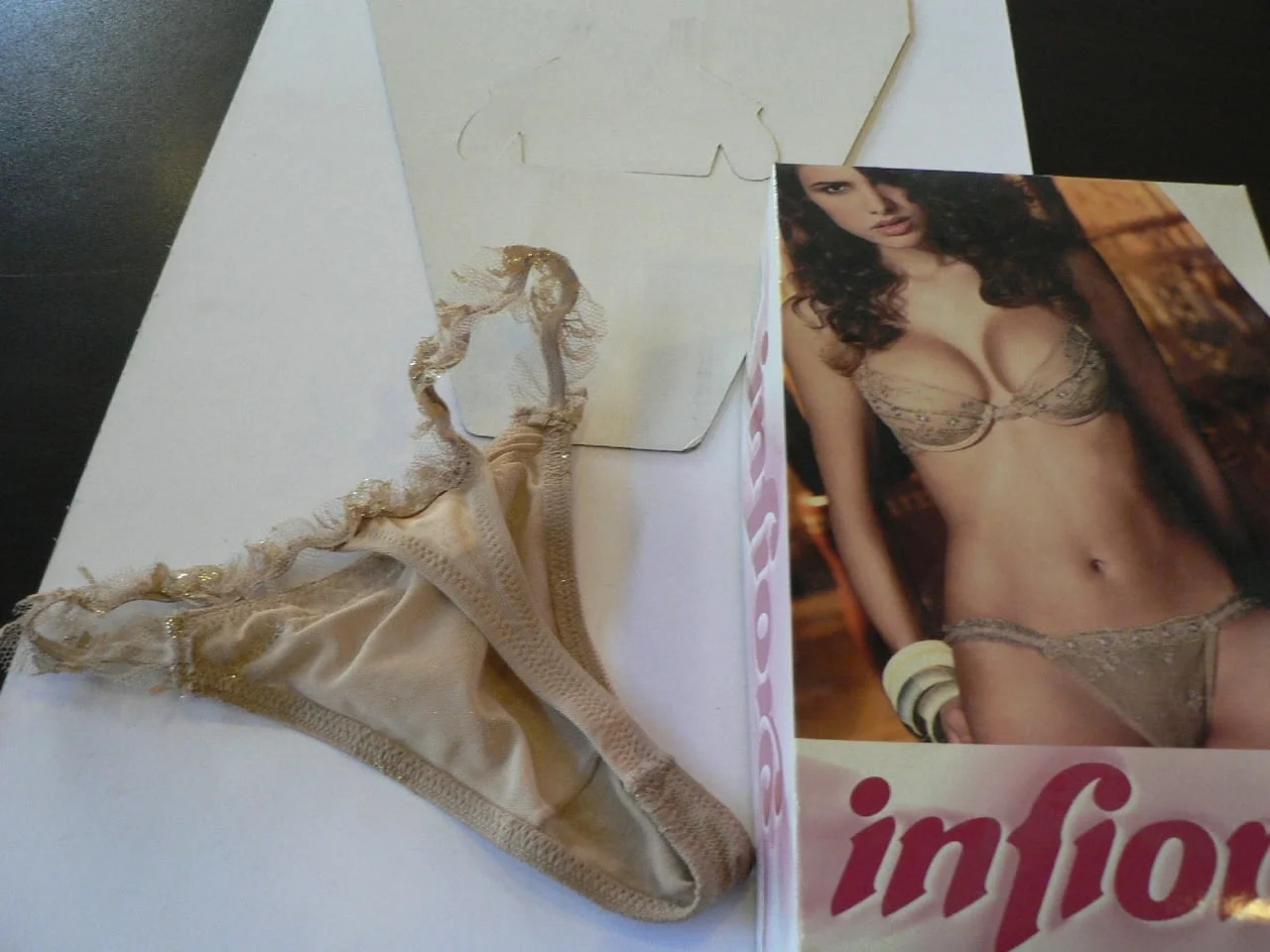 Infiore M, L италиански златисти прашки с ниска талия изрязани бежови прашка златиста прашка Инфиоре — снимка 2