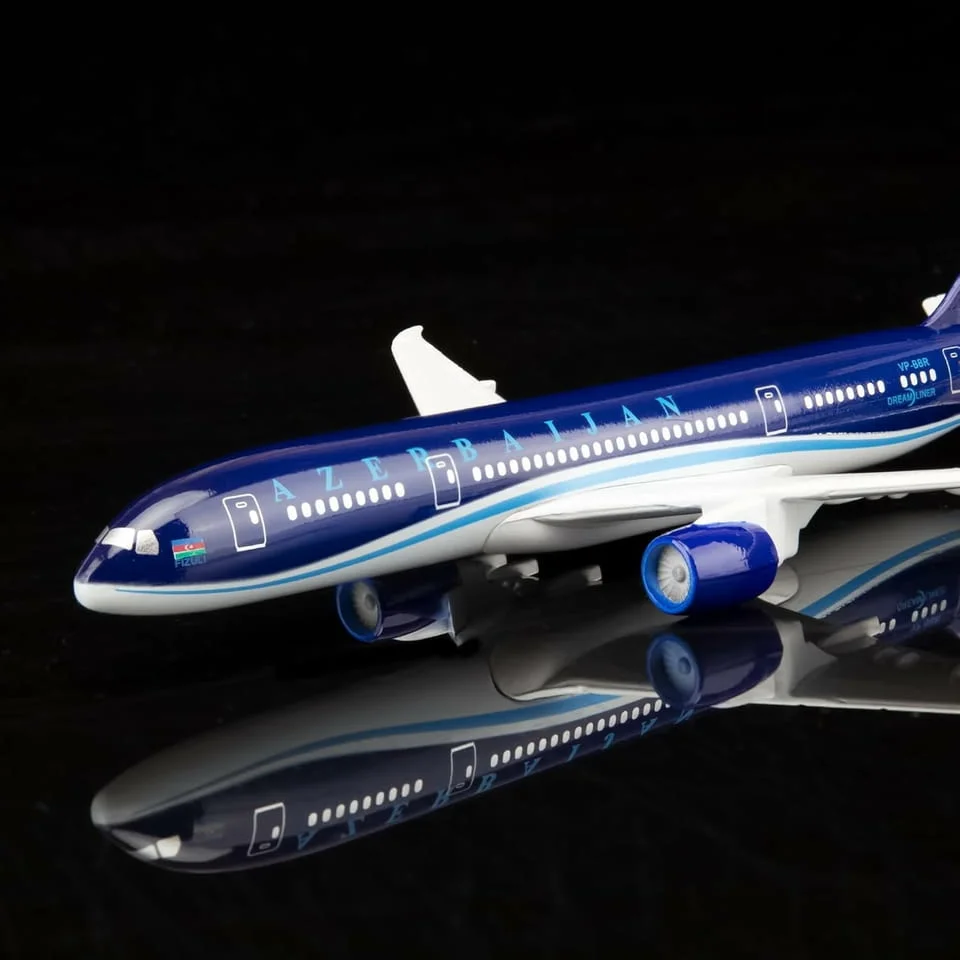 Бойнг 787 самолет модел макет Azerbaijan метален лайнер полет самолети стюардеса пилот летище място — снимка 4