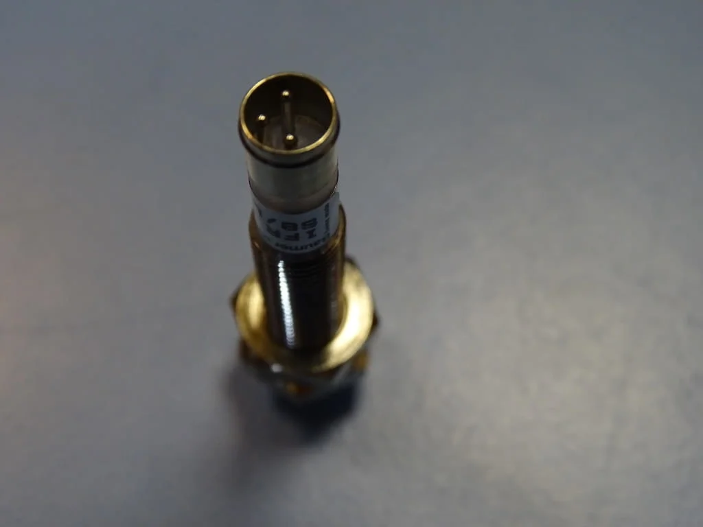 Индуктивен датчик Baumer Electric IFR 08.26.35/S8/L inductive sensor — снимка 6