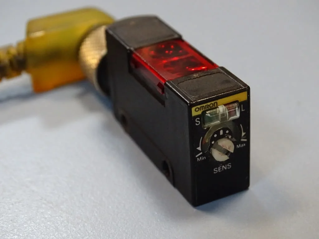 Фотоелектричен сензор Omron E3S-AD87 Photoelectric sensor 10-30VDC — снимка 2