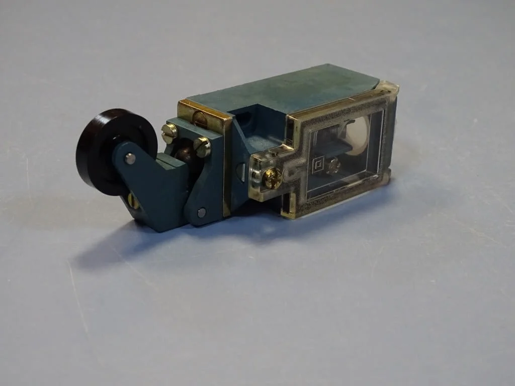 Изключвател краен Klockner-Moeller AT-1/i limit switch 220V — снимка 7