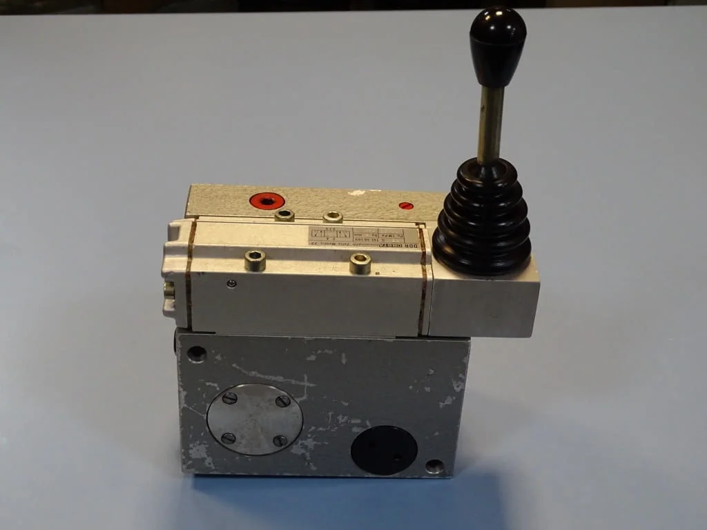 Пневматичен блок wmw DDR StGK04/0400 Pneumatic Valve NW-8mm Orsta TGL36389 — снимка 6