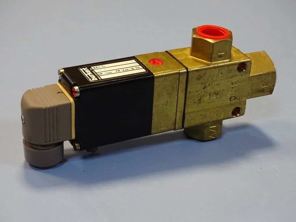 Магнет вентил Burkert 344-D solenoid valve 24VDC G1/2 — снимка 3