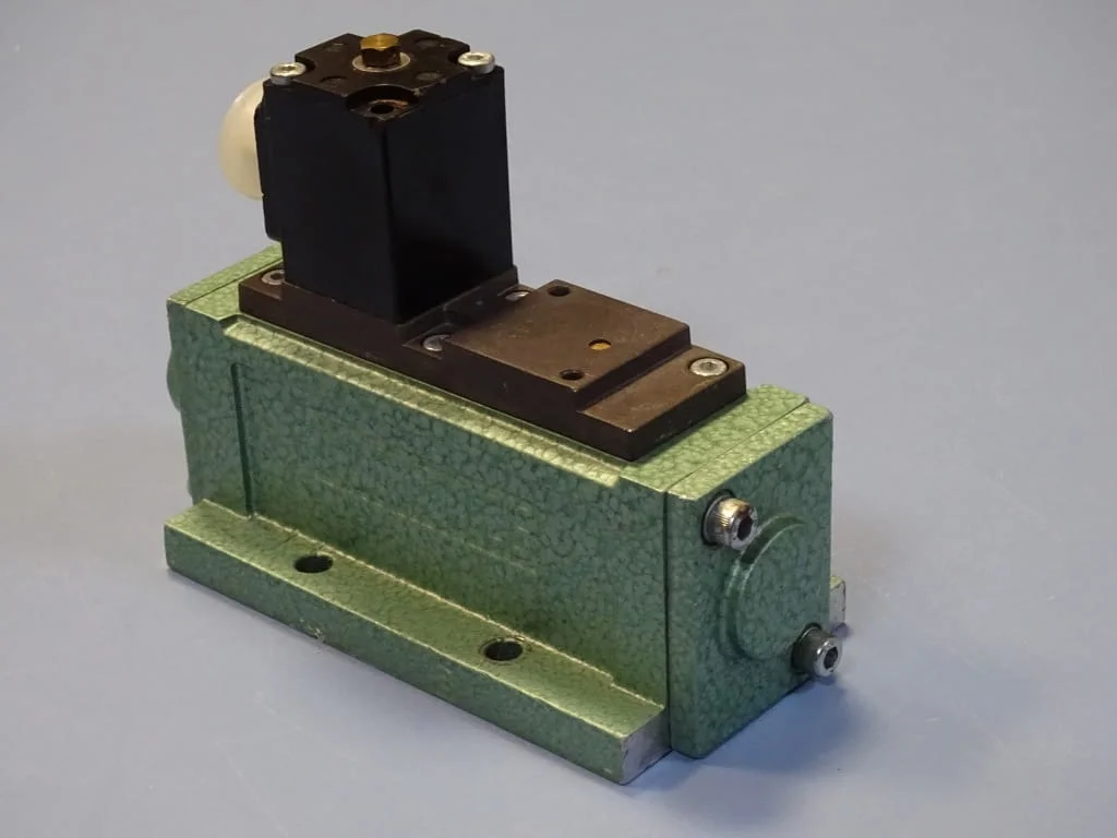Пневматичен разпределител Numatics AV12EM4HS16 Solenoid Valve 220VAC — снимка 7