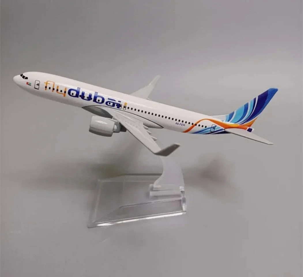 Бойнг 737 самолет Fly Dubai модел макет метален лайнер полет куфари багаж аиокомпания пътник всеки