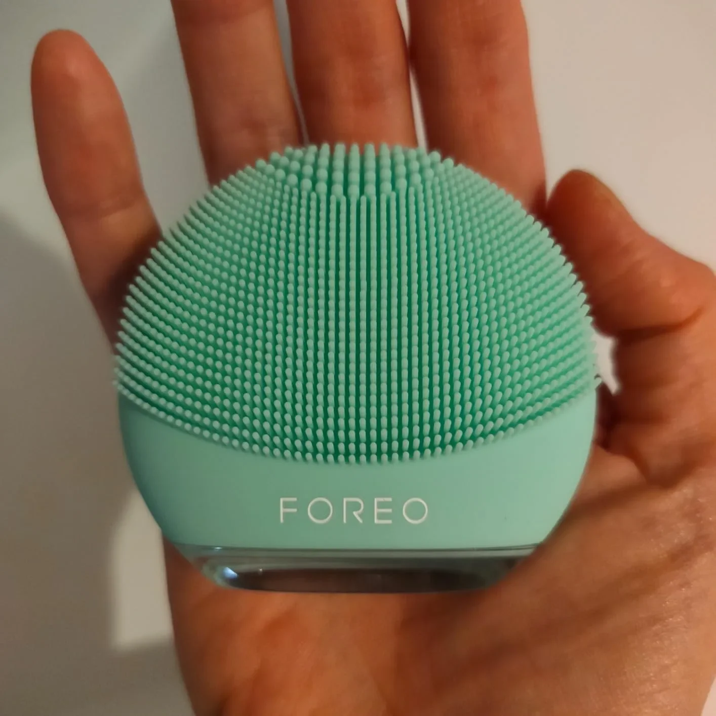 FOREO LUNA 4 go – смарт силиконова четка за лице с масаж + почистващ micro-foam 2.0 (100 ml) — снимка 9