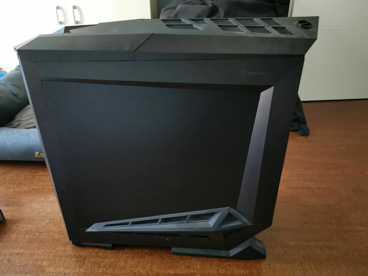 Silverstone Raven RV01-B Window Big Tower