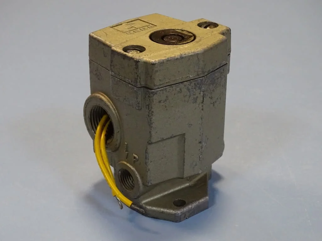 Пилотен пневматичен разпределител за преси ROSS J1613A2020 pneumatic valve 100V — снимка 3