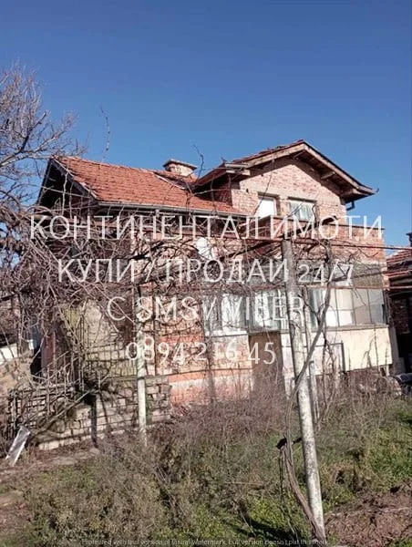 Кодг 63185. Двуетажна тухла/бетон къща 120м2 с голям двор 1200м2. Достъпът до втория скосен етаж е п