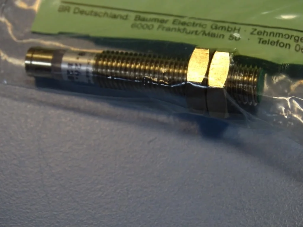 Индуктивен датчик Baumer Electric IFR 08.26.35/S8/L inductive sensor — снимка 3