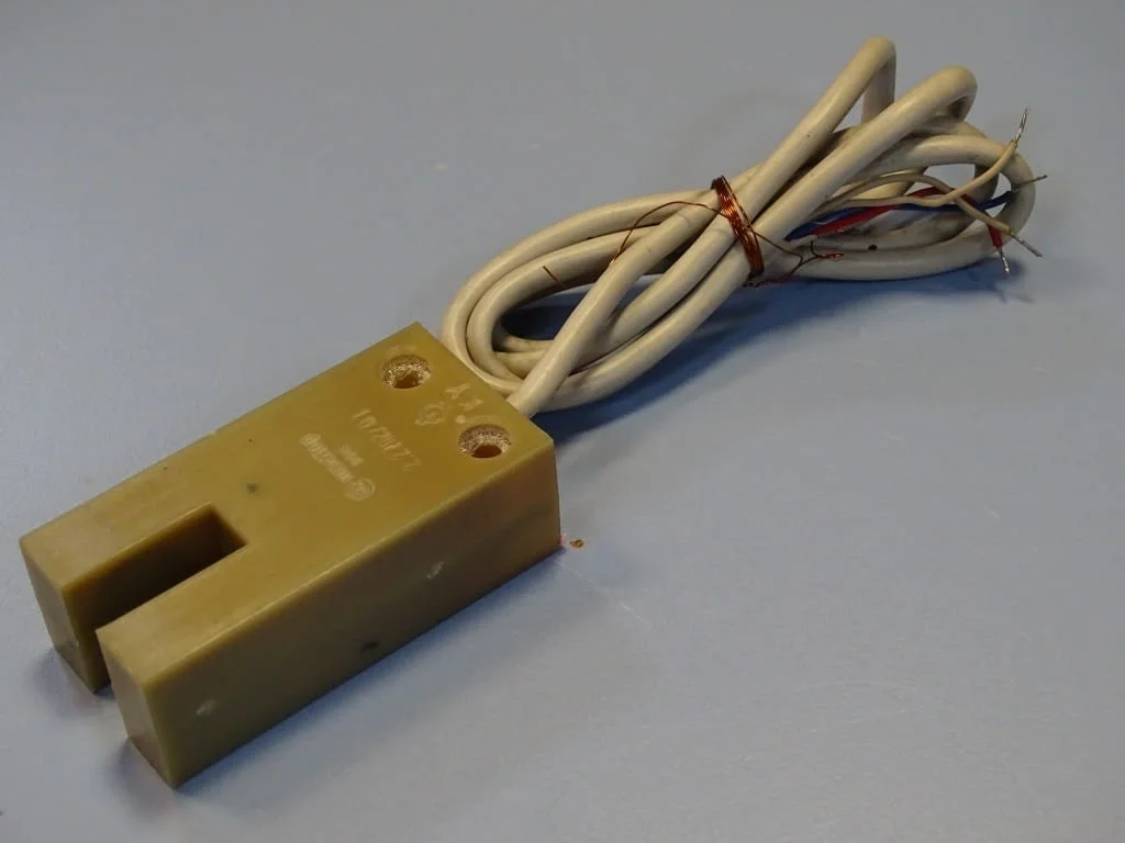 Индуктивен датчик DDR RFT Ursaflop 2.2702/01 proximity sensor slotted initiator — снимка 6