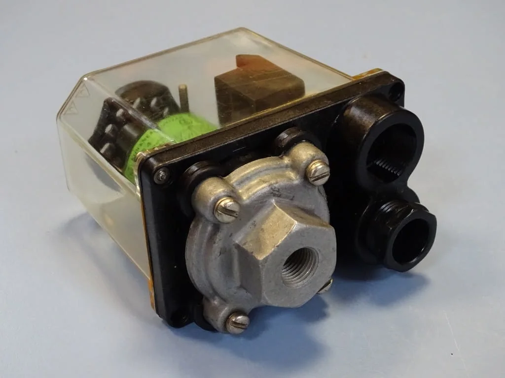 Пресостат KLOCKNER-MOELLER MCS4 pressure switch 220V 0.36kW — снимка 2