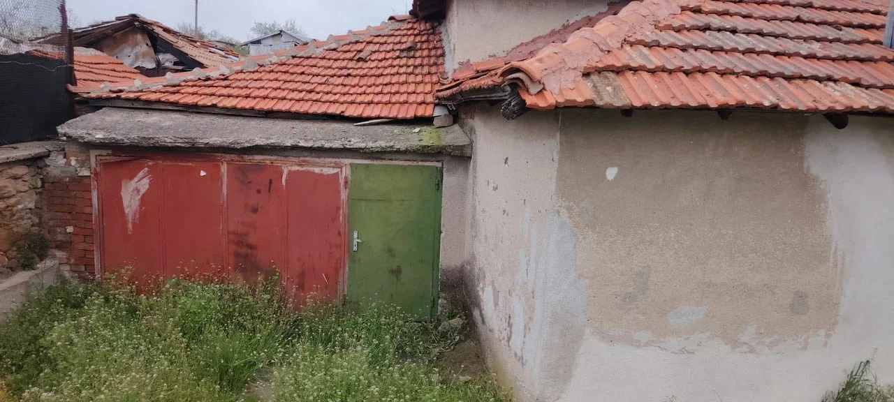 Едноетажна къща с парцел в село Динево, обл.Хасково — снимка 4