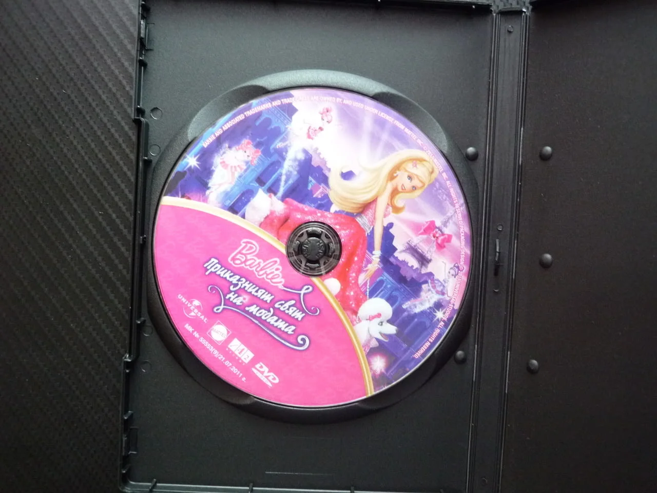 Барби Приказният свят на модата DVD филм Barbie модна къща дизайнерка модно ревю бизнес блясък дрехи — снимка 2