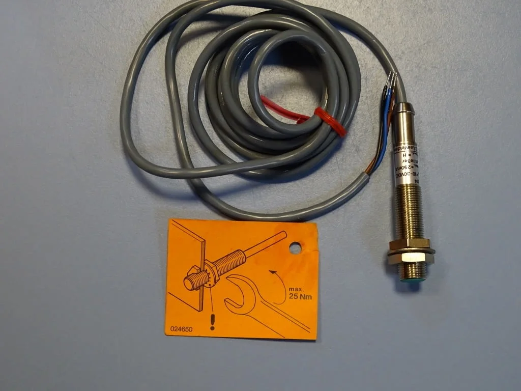 Индуктивен датчик EUCHNER EGT 12X02AP024 Inductive proximity switch 10-30VDC — снимка 3