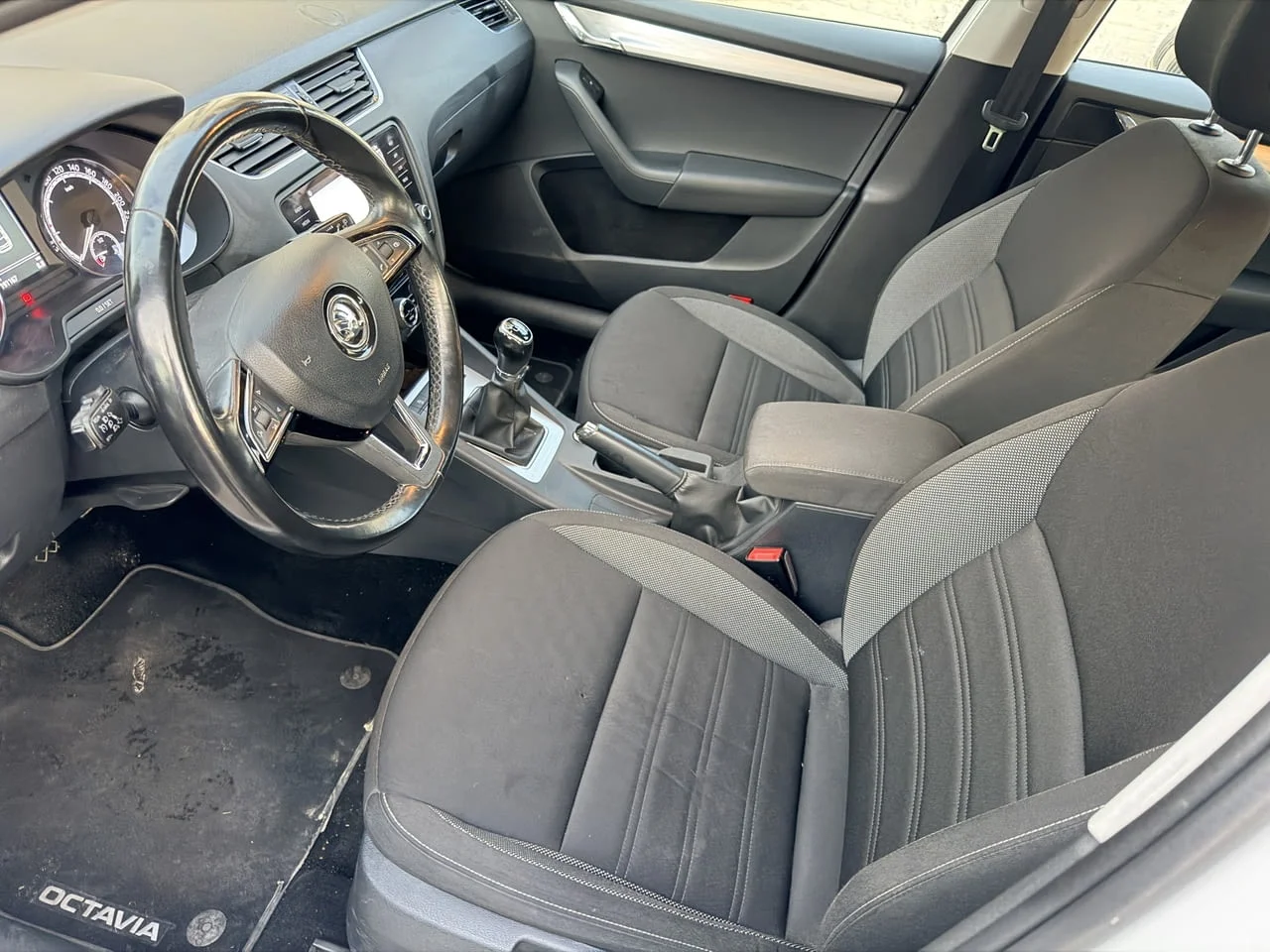 Skoda Octavia комби 1.5 TSI 150 кс., 6 ск., 2018 г., евро 6, 2 ключа, теглич, много добро състояние — снимка 8