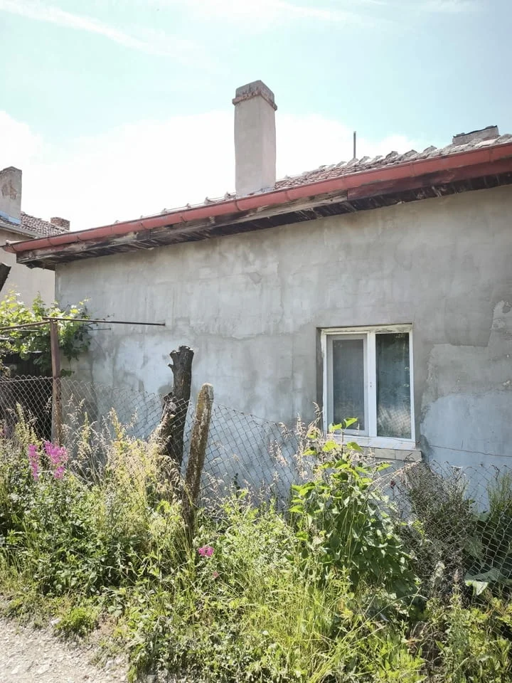 Продавам едноетажна къща в гр. Перник кв. Могиличе