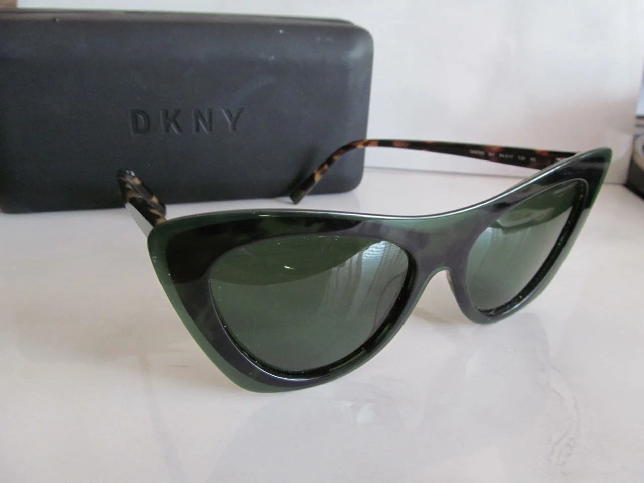 Слънчеви очила DKNY модерни дамски маркови мода стил кокетна красиви стилни хубави мадама аксесоар — снимка 2