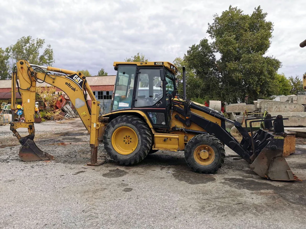 Услуга с комбиниран багер Cat 432 D в град Пловдив и региона