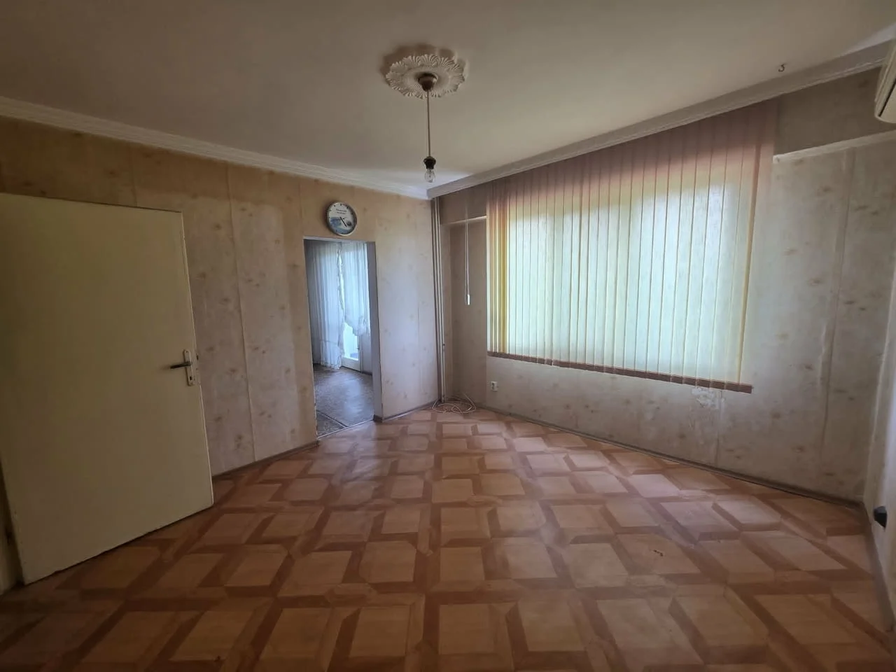 Просторен тристаен апартамент с отличен потенциал в кв.Куба, гр.Хасково — снимка 8